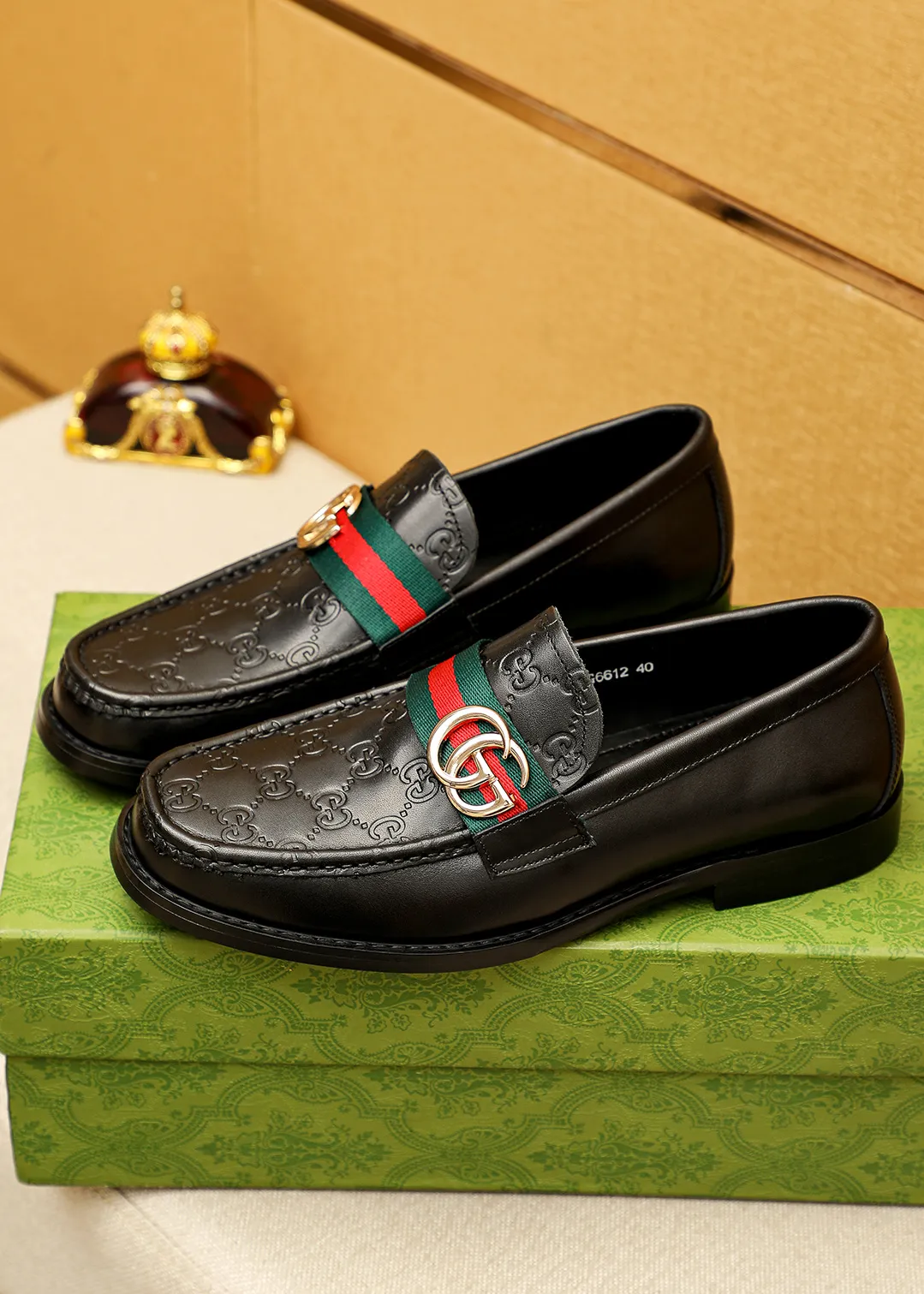 Men's shoes 💰480 💐 Product trademark: GUCCI "Gucci" casual leather shoes Regular size: 38-44 (45.46🉑️customized) Product materials: Selected imported first-layer calfskin embossed upper + luxury hardware buckle, imported water-dyed cowhide leather lining. Strong three-dimensional visual effect, original outsole color: 2 colors available
